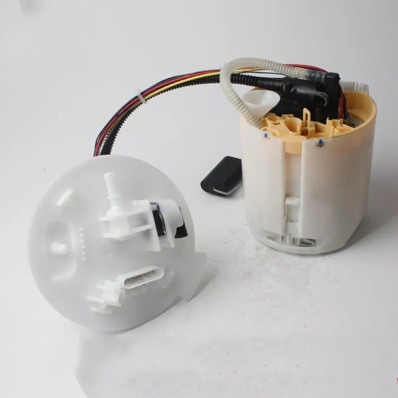 The fuel pump feed unit is suitable for Mercedes-Benz C118, X118, CLA180, CLA250, GLA220, GLA250, and B200.