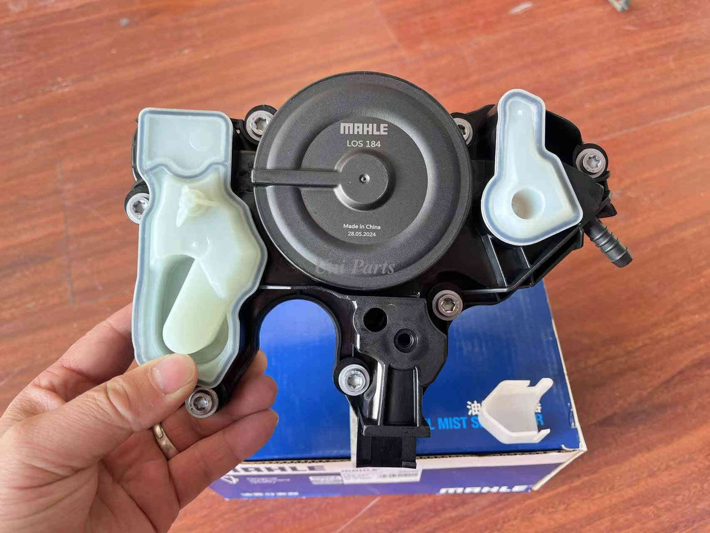 Suitable for Audi A4, A6, Q5 quattro, for Volkswagen for Golf 2.0T, PCV valve oil separator 06K103495BK