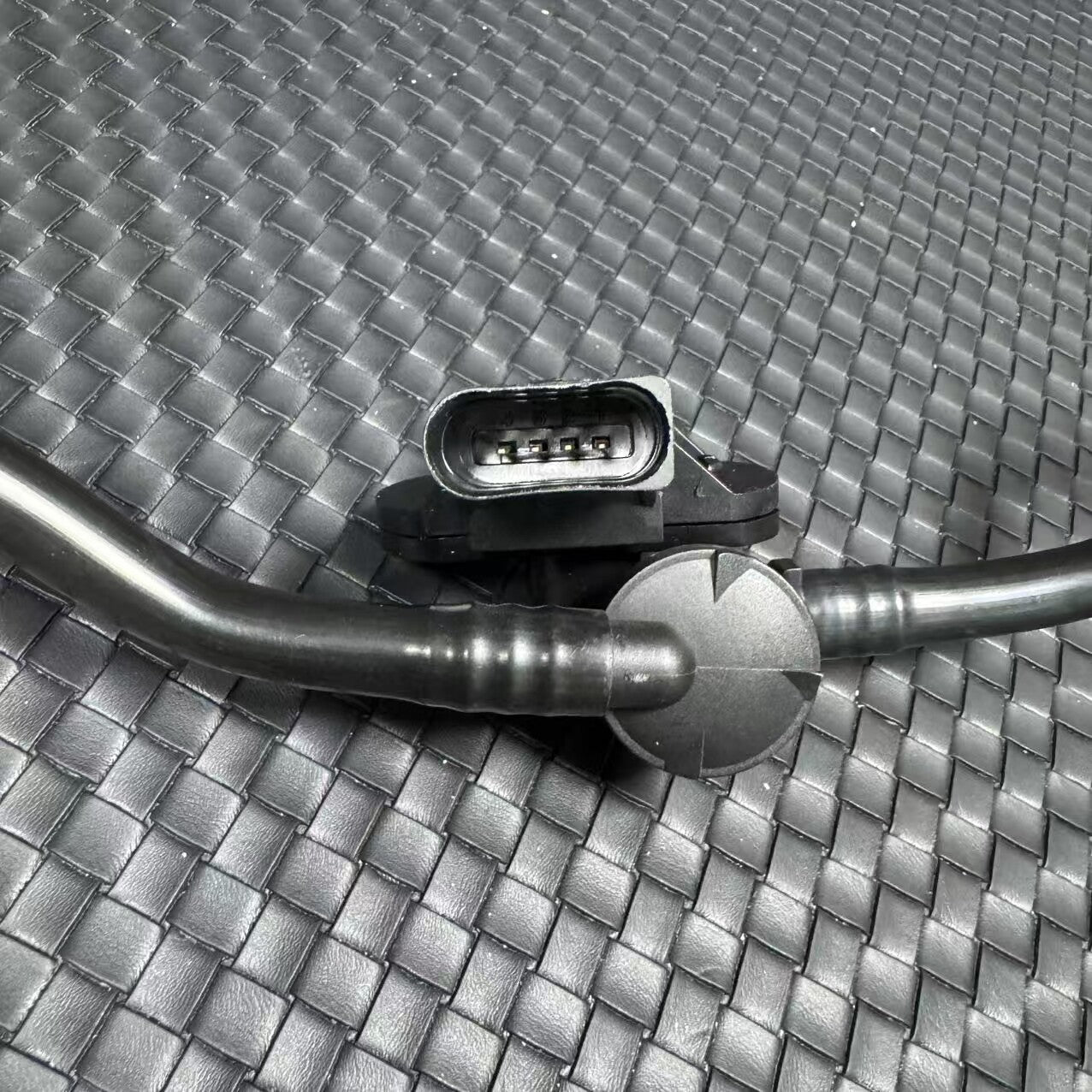 7L0611932S Vacuum Pipe with Non-Return Valve for Volkswagen Touareg 2006-2010